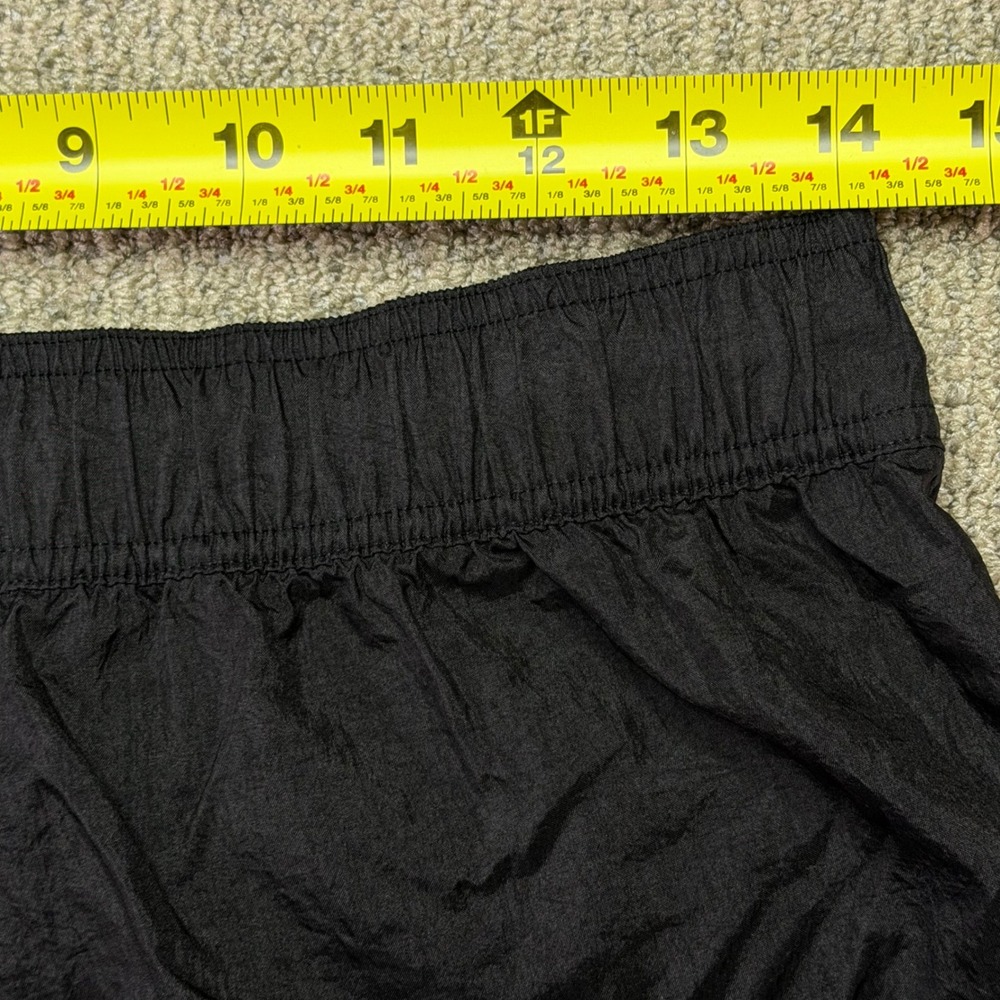 Athleta Black Crinkle Nylon Pull On Athletic Pocket Shorts Size Medium M - Picture 6 of 8